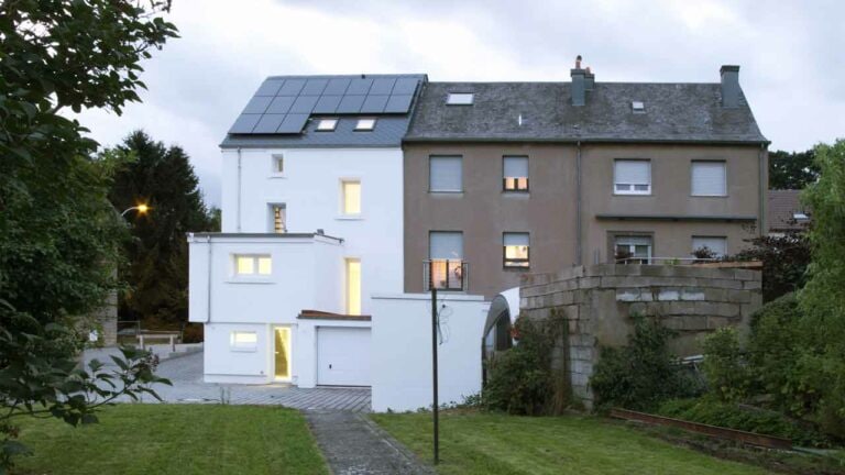 Vue arrière de la maison témoin 2020 avec panneaux photovoltaïques et extension côté jardin.