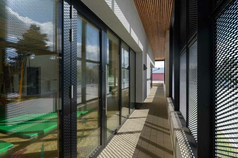 Bâtiment de l'école et maison relais à Sandweiler avec une façade en crépi minéral clair