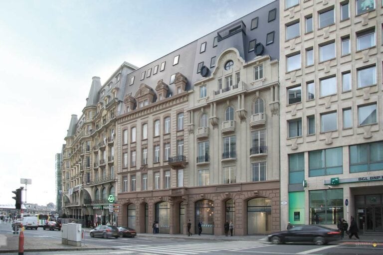 Blick von der Avenue de la Liberté auf die restaurierte Fassade des Gebäudes The Arcs, das von BALLINIPITT architectes urbanistes entworfen wurde, gegenüber dem Hauptbahnhof von Luxemburg.