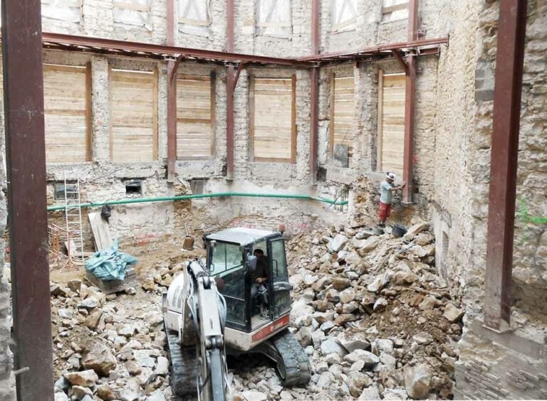 Baustelle hinter der Fassade eines historischen Gebäudes auf dem Plateau Bourbon, Place de Paris