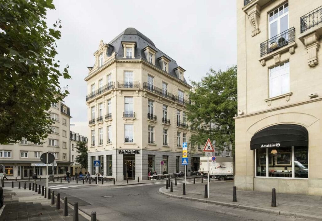 Gemischtes Gebäude am Place de Paris in Luxemburg architektonisches Erbe