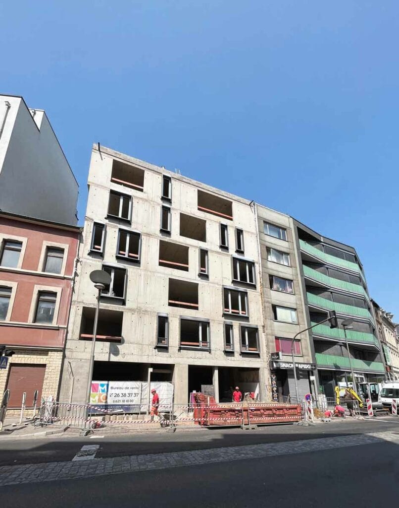 Chantier immeuble boulevard Kennedy à Esch-sur-Alzette avec façade en carrelage collé