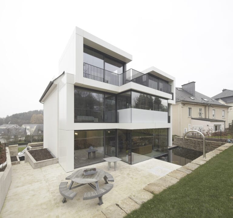 Façade arrière et terrasse de la maison, Esch-sur-alzette, Luxembourg