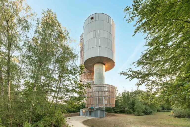 Château d'eau au Kirchberg à Luxembourg, une construction en béton armé avec une façade en bois abritant des nids pour oiseaux