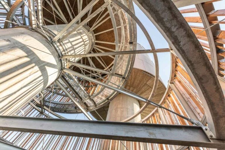 Château d'eau au Kirchberg à Luxembourg, une construction en béton armé avec une façade en bois abritant des nids pour oiseaux