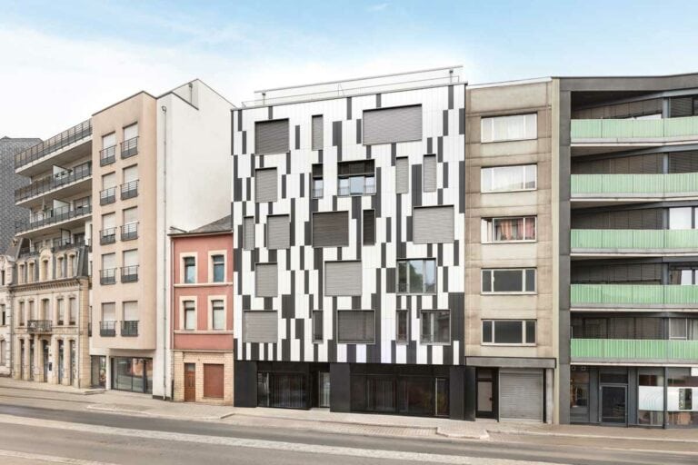 Immeuble boulevard Kennedy à Esch-sur-Alzette avec façade en céramique ventilée